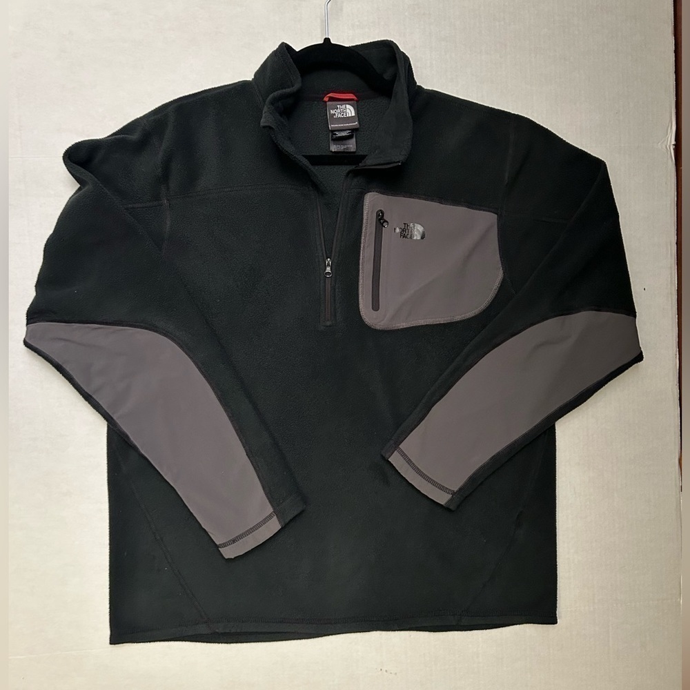 The North Face mens 1/4 zip pullover light weight fleece with zip pocket.Sz-L C3
